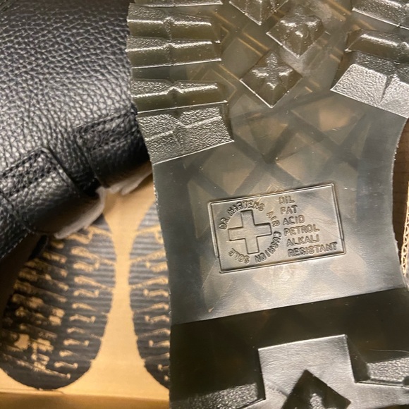 5 🔖 DR MARTENS Dr Devon Heart Leather Platform Boots Black - Picture 17 of 17